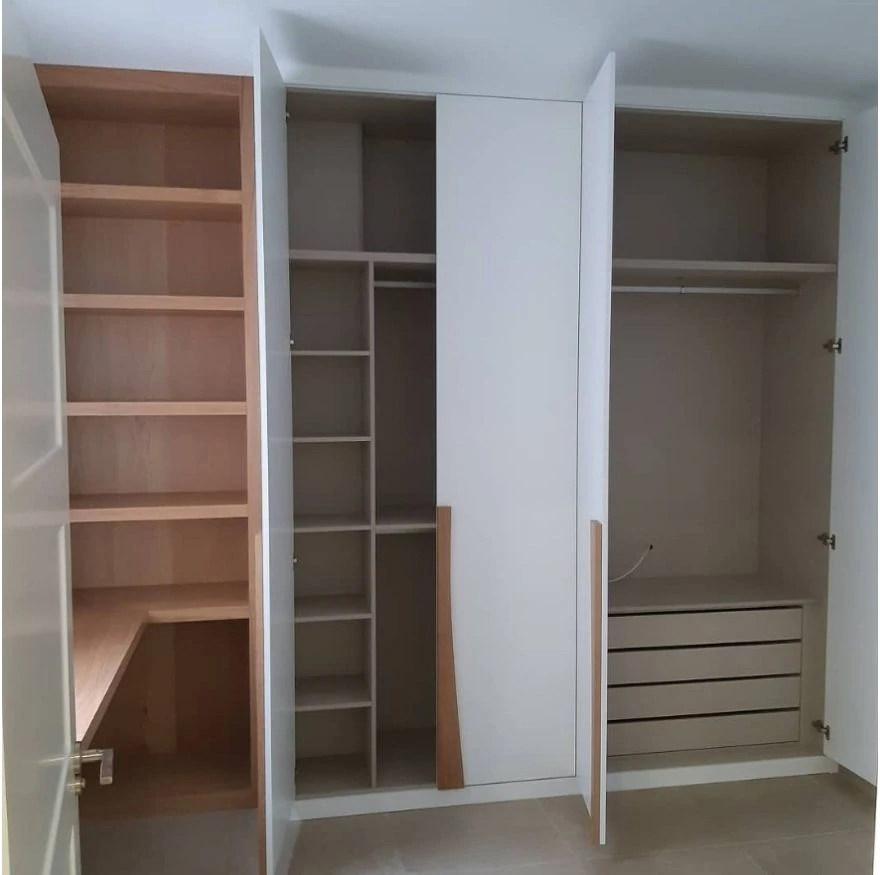 Interior de armario a medida con cajones baldas y zona de escritorio