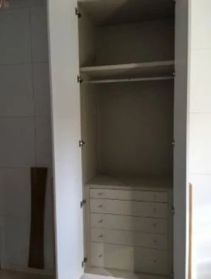 Interior de armario a medida con cajonera, baldas y zona de colgar realizado por Carpintería Juanser