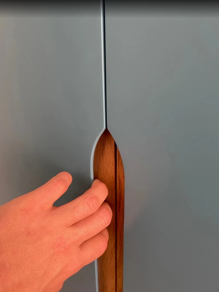 Detalle de tirador integrado en madera de armario a medida