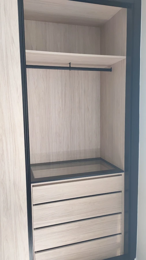 Interior de armario Hickory Frida con cajonera a medida y barras de colgar negras