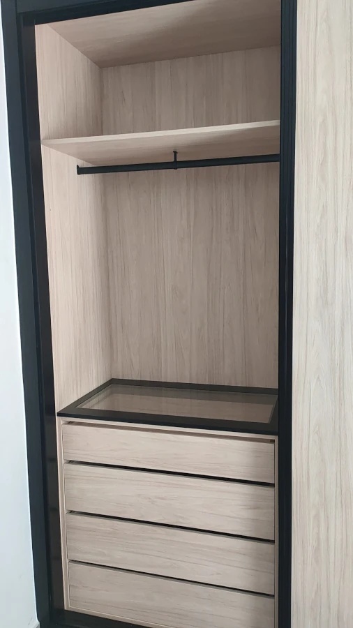 Interior de armario empotrado Hickory Frida con baldas de almacenamiento fabricadas a medida