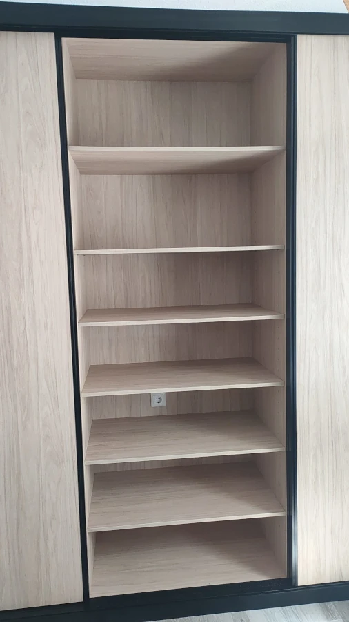Interior de armario Hickory Frida con cajonera, bandeja superior de cristal y detalles lacados en negro